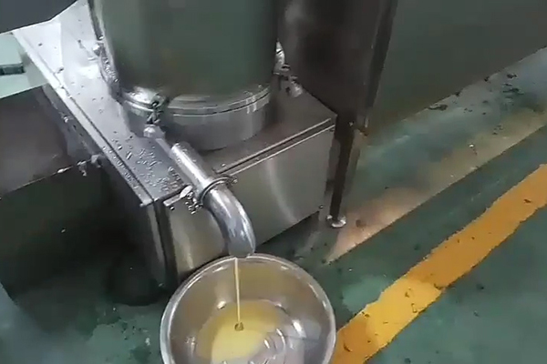 egg liquids flow out